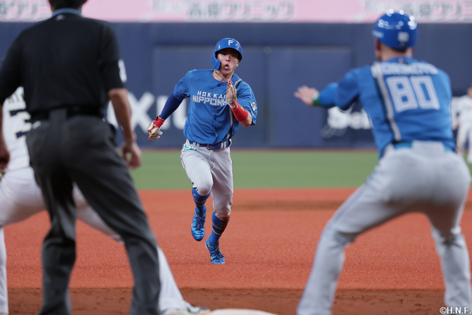 9回表、好走塁で三塁を狙う五十幡選手02