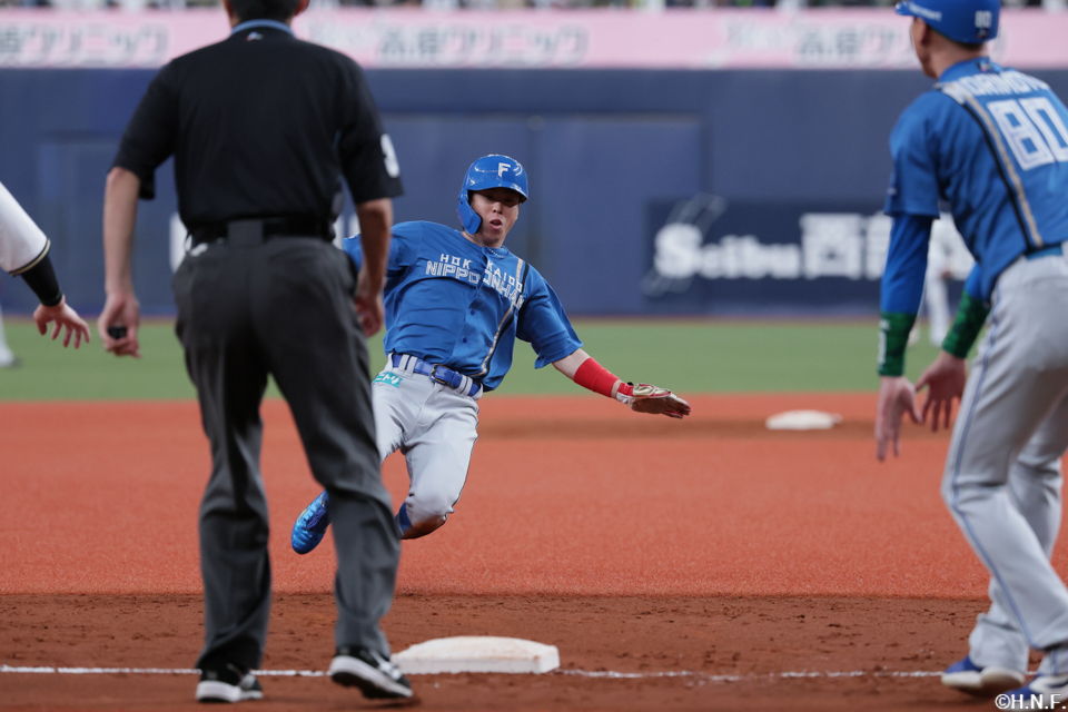 9回表、好走塁で三塁を狙う五十幡選手03