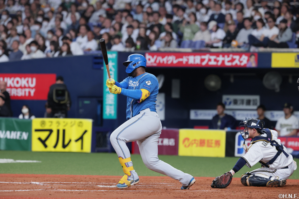 9回表、代打で適時打を放つレイエス選手01