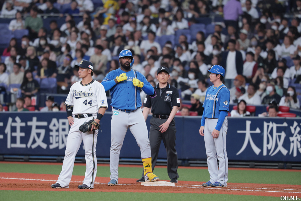 9回表、代打で適時打を放つレイエス選手02