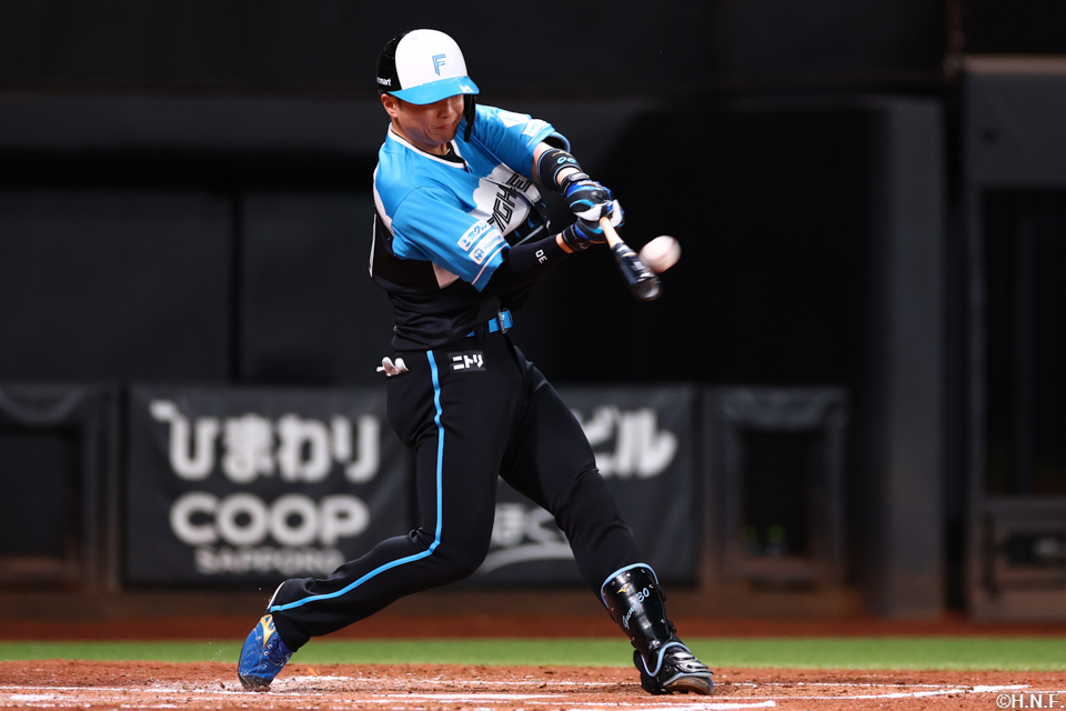 2回裏、先制の本塁打を放つ郡司選手01