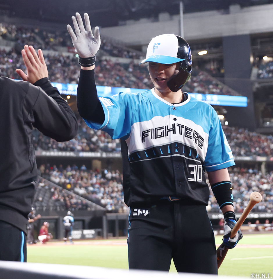 2回裏、先制の本塁打を放つ郡司選手03