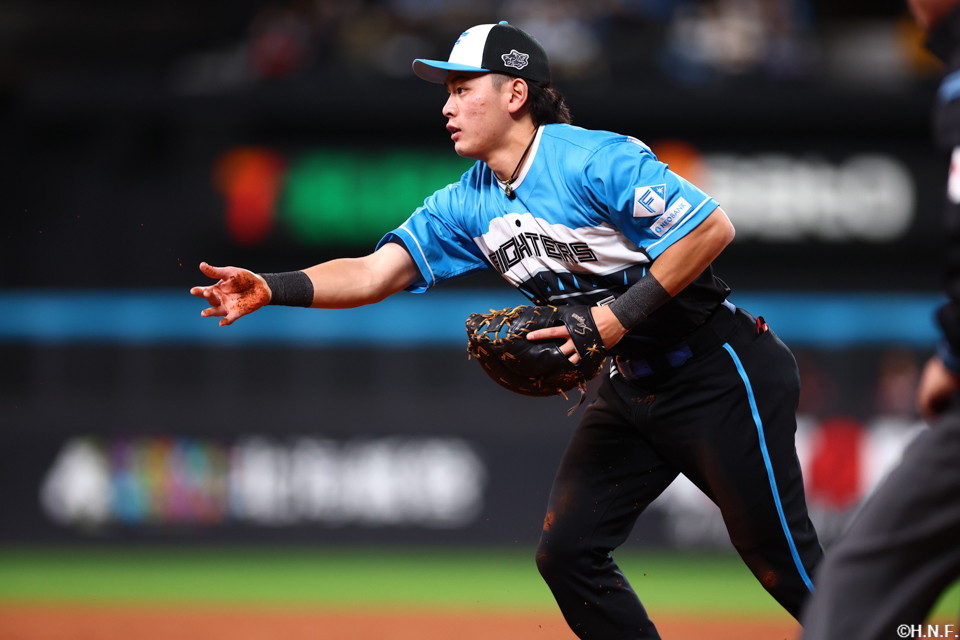 3回表、好守をみせる野村選手