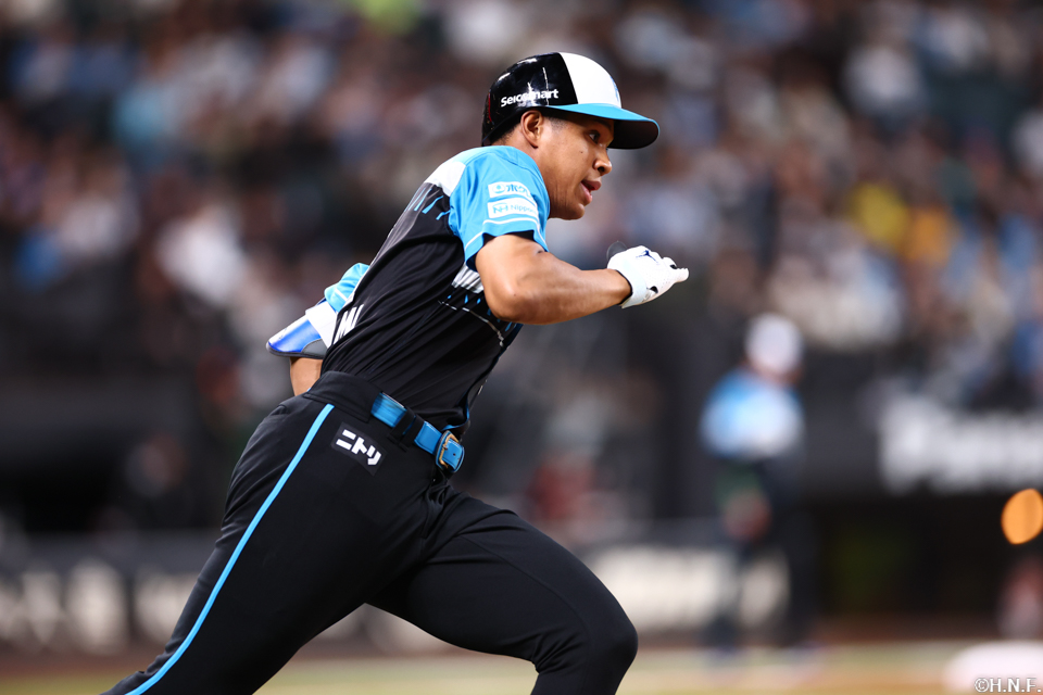 3回裏、レフトへヒットを放った万波選手01