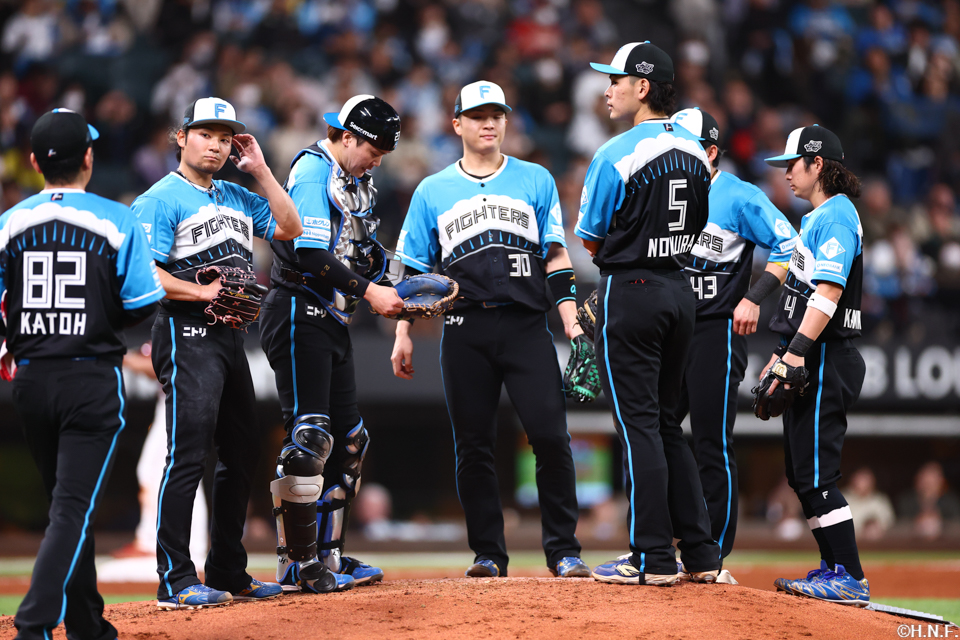 5回表、マウンドに集まる選手達