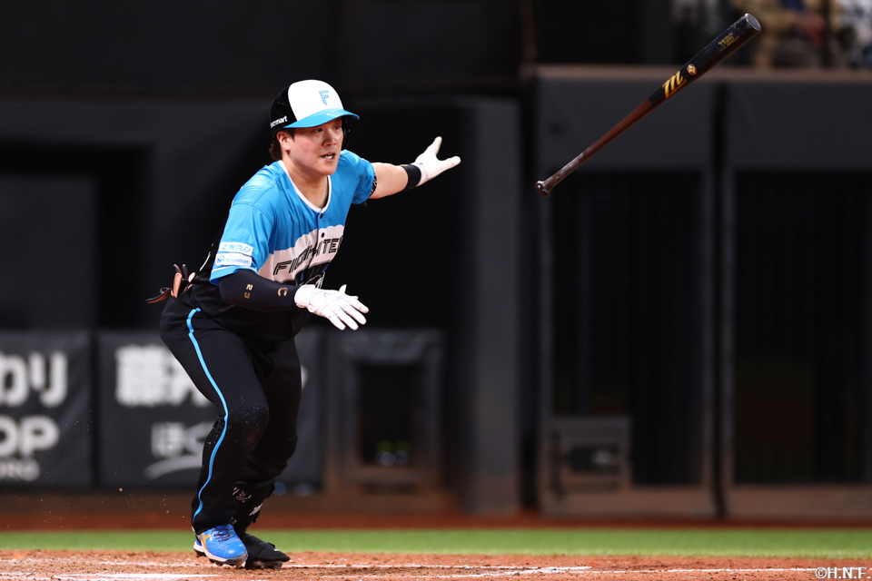 5回裏、ライトへヒットを放つ伏見選手01