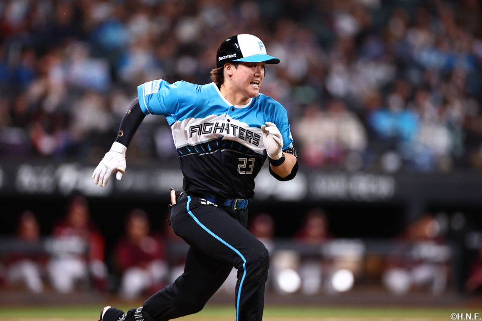 5回裏、ライトへヒットを放つ伏見選手02