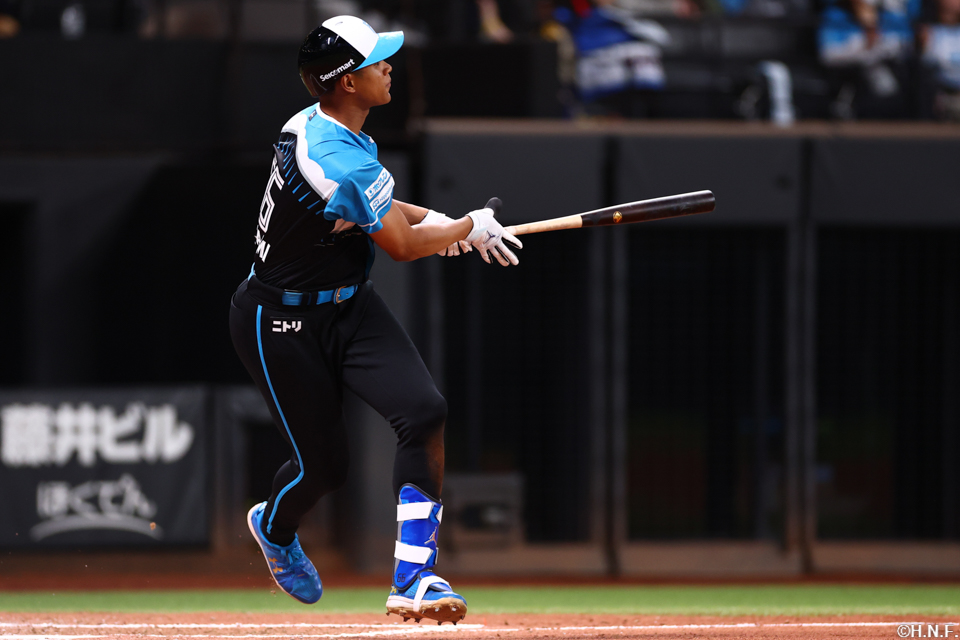 6回裏、勝ち越しの本塁打を放つ万波選手01