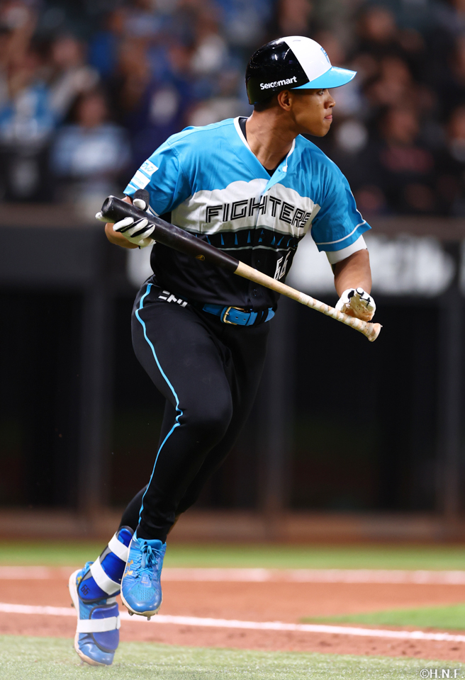 6回裏、勝ち越しの本塁打を放つ万波選手02