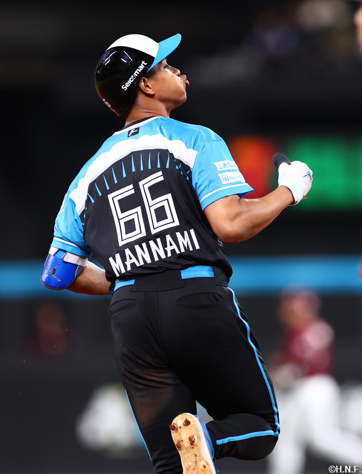 6回裏、勝ち越しの本塁打を放つ万波選手03