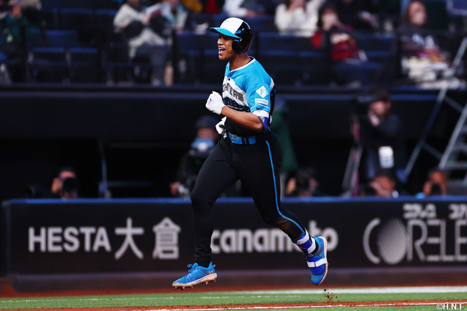 6回裏、勝ち越しの本塁打を放つ万波選手04