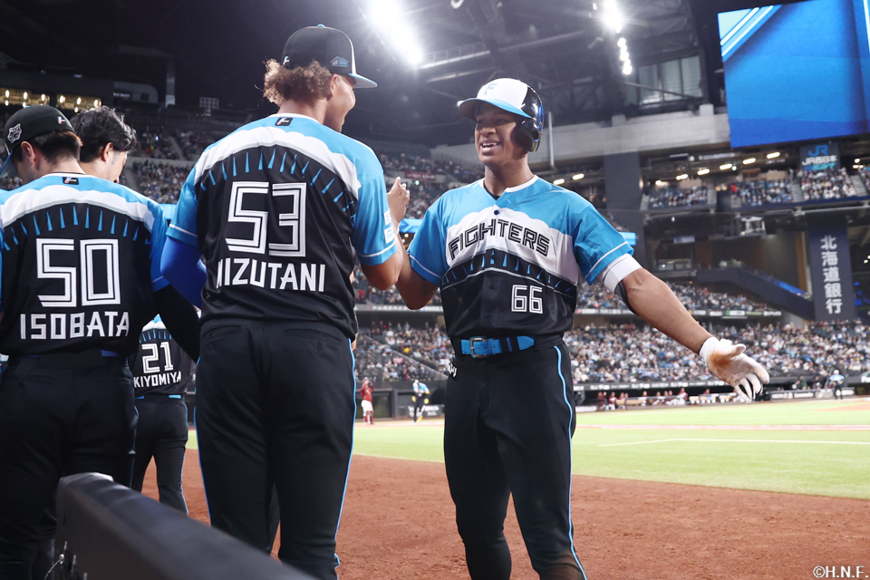 6回裏、勝ち越しの本塁打を放つ万波選手05