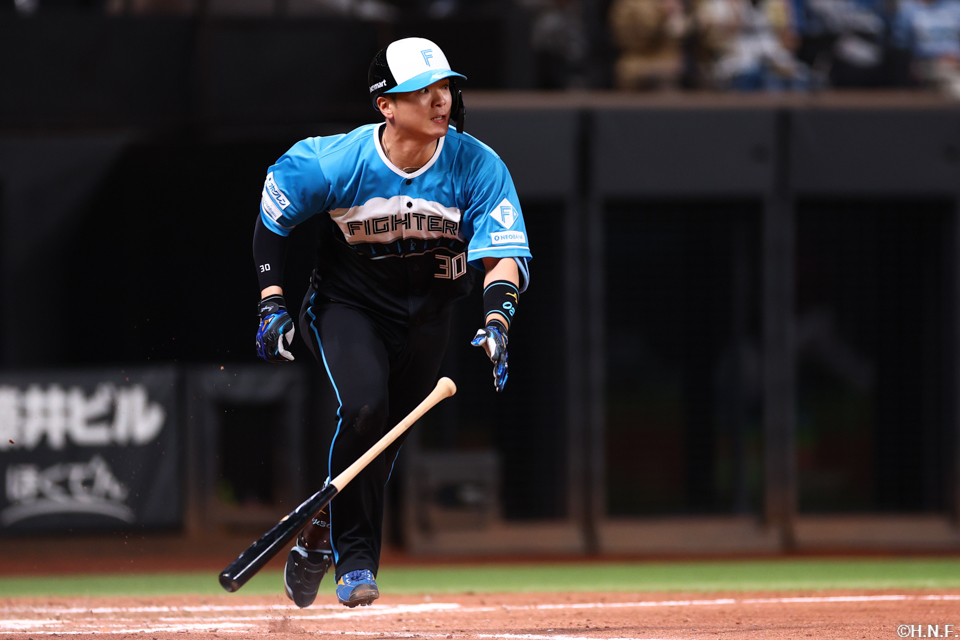 7回裏、センターへヒットを放つ郡司選手