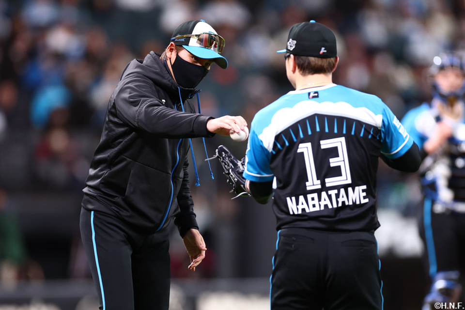 8回表、マウンドに上がる生田目投手と新庄監督