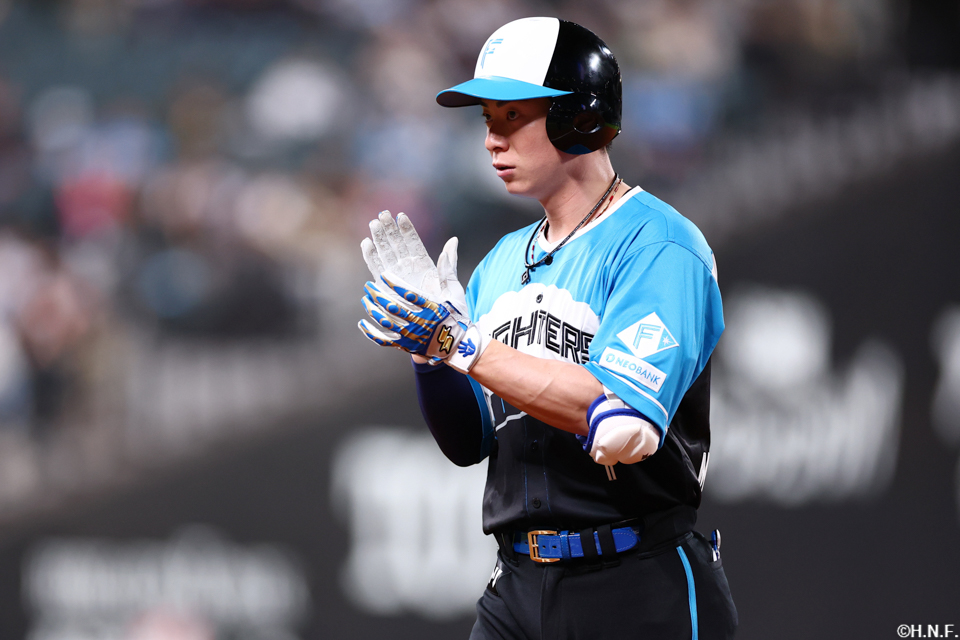 8回裏、センターへヒットを放った松本剛選手