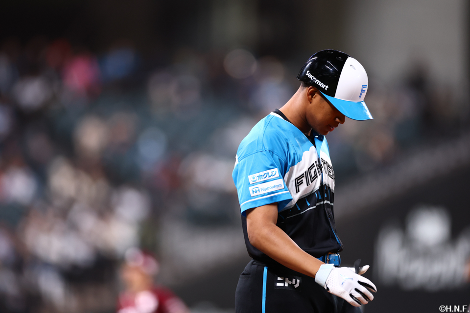 9回裏、遊ゴロに倒れた万波選手