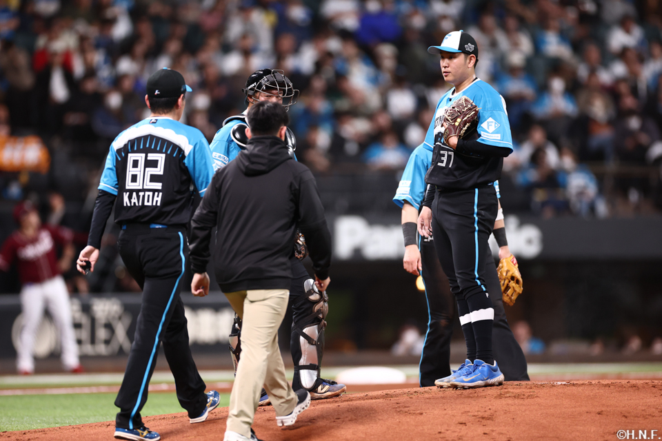 1回表、マウンドに集まる選手達