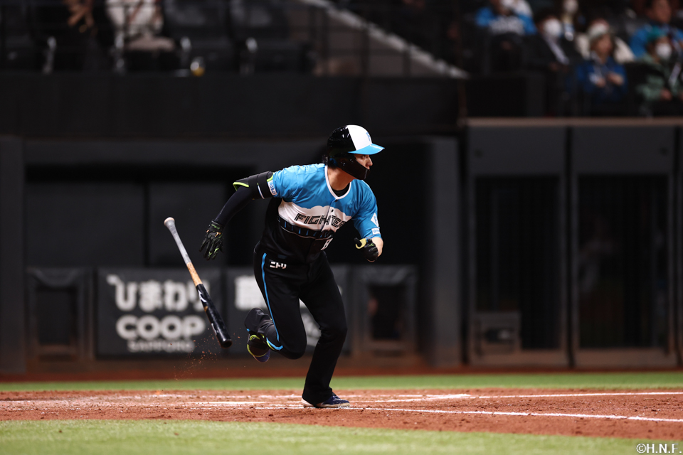4回裏、センターへヒットを放つ淺間選手