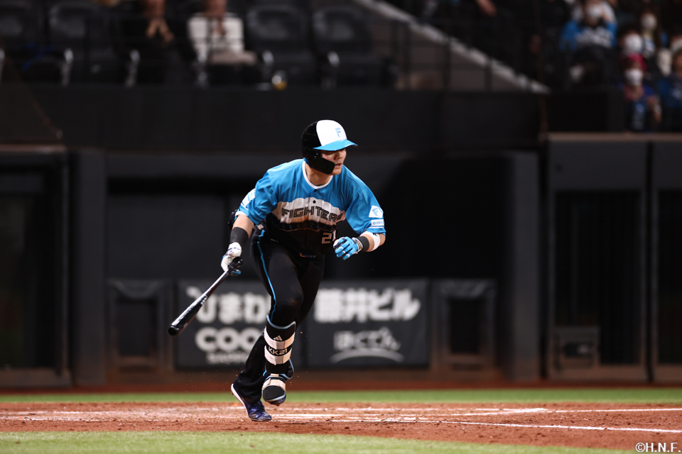 4回裏、ライトへヒットを放つ清宮選手