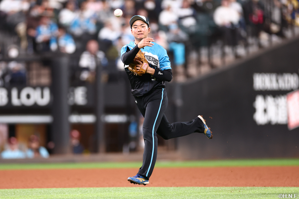 6回表、好守をみせる山縣選手