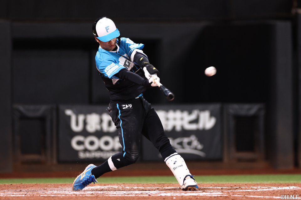 6回裏、レフトへ本塁打を放つ奈良間選手01