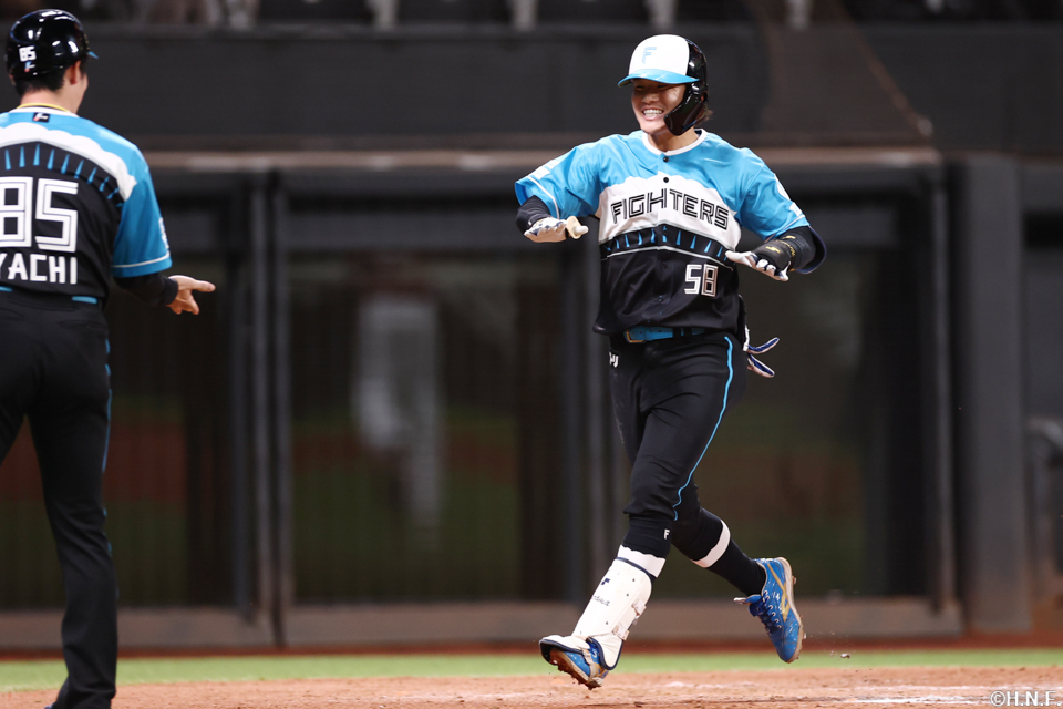 6回裏、レフトへ本塁打を放つ奈良間選手02