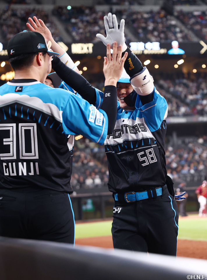 6回裏、レフトへ本塁打を放つ奈良間選手03