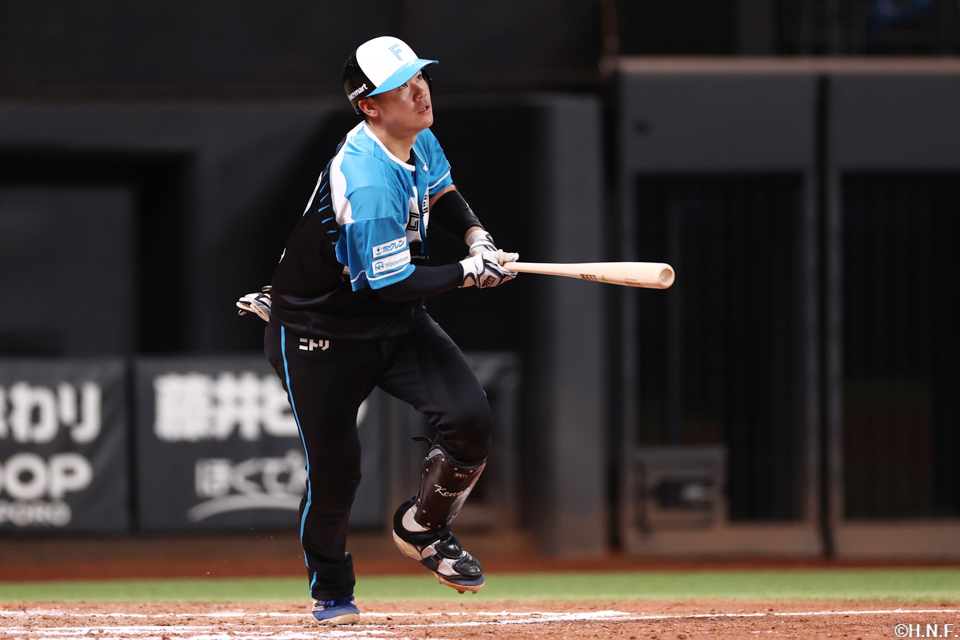 7回裏、ライトへ本塁打を放つ吉田選手