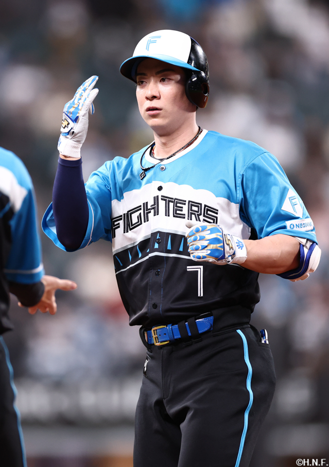 8回裏、レフトへヒットを放った松本剛選手