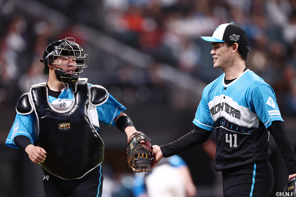 9回表を抑えた福谷投手と吉田選手