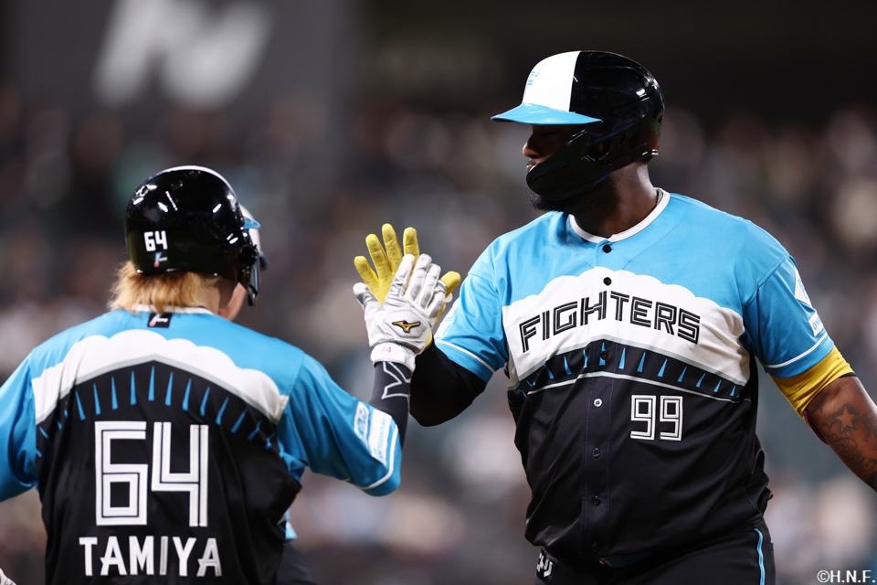 9回裏、センターへ適時打を放ったレイエス選手