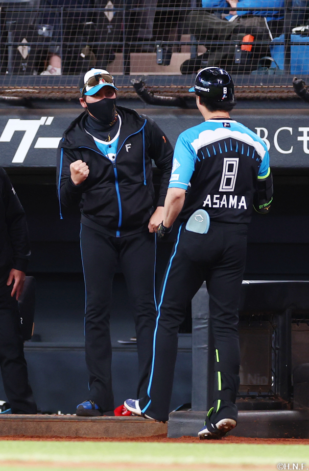 1回裏、先頭打者本塁打を放った淺間選手02