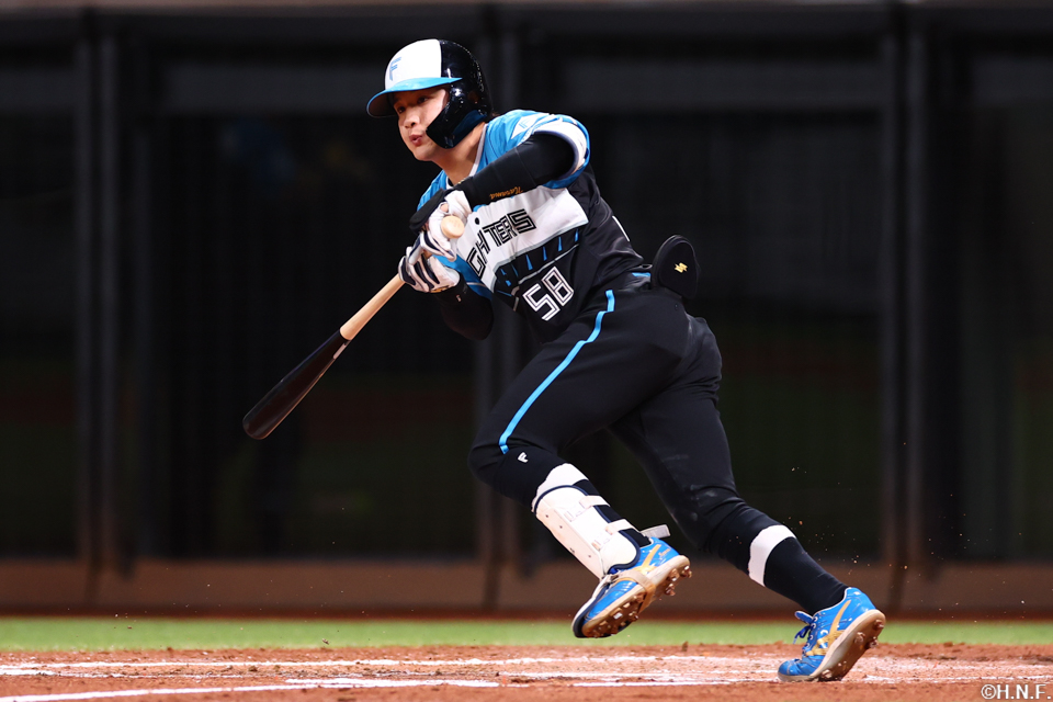 3回裏、レフトへヒットを放つ奈良間選手