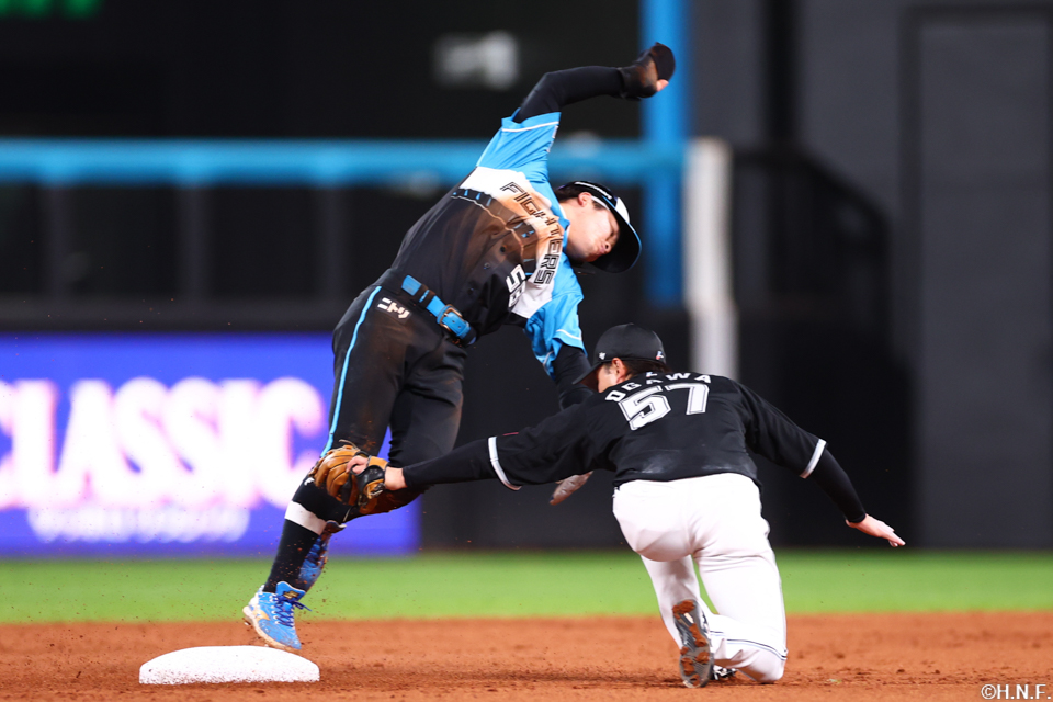 3回裏、盗塁をきめる奈良間選手