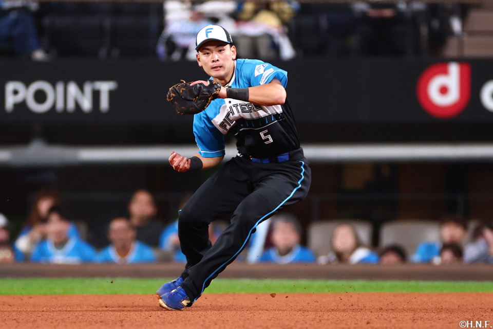 6回表、好守をみせる野村選手