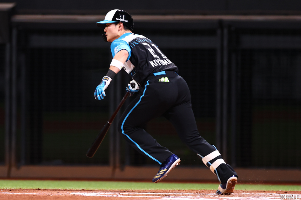 6回裏、ライトへヒットを放つ清宮選手01
