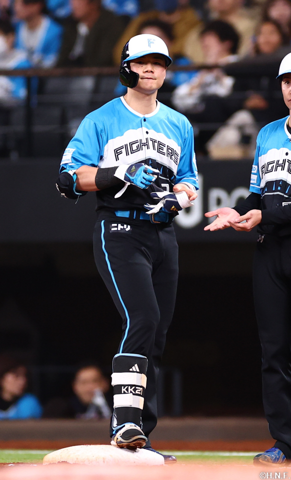 6回裏、ライトへヒットを放つ清宮選手02