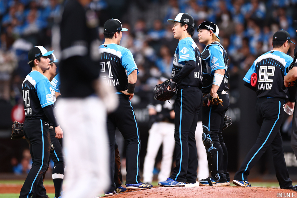 7回表、マウンドに集まる選手達