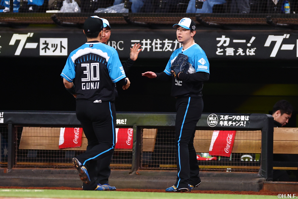 9回表を抑えた池田投手と郡司選手