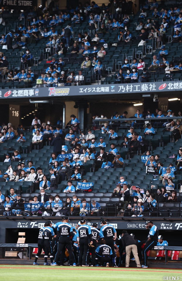 試合前、円陣を組む選手達
  