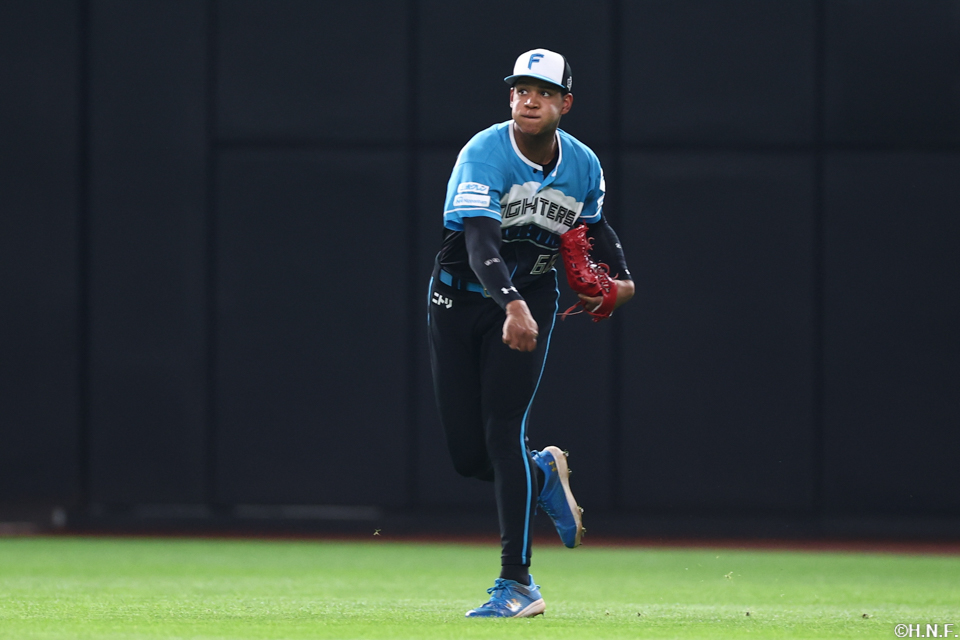 1回表、二塁へ送球する万波選手