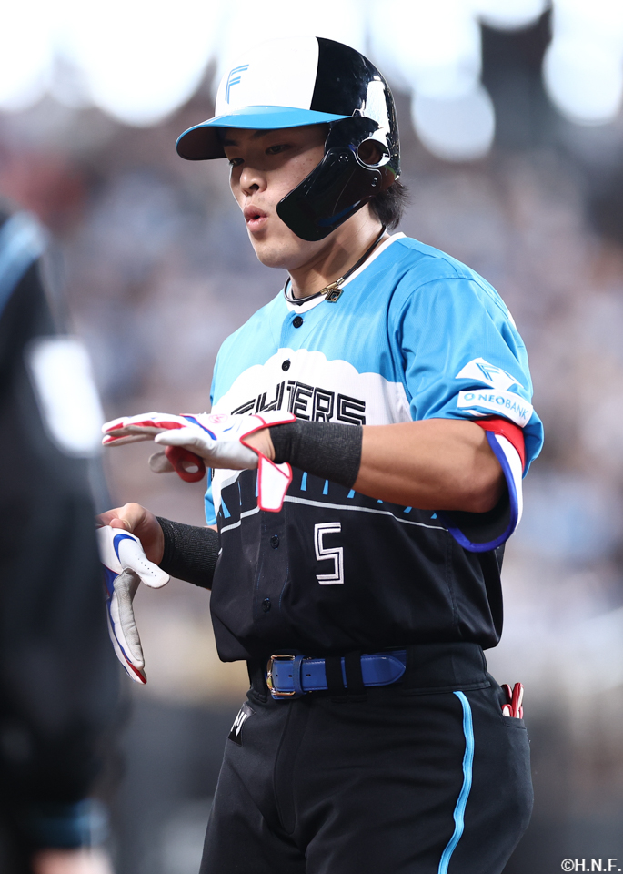 2回裏、レフトへヒットを放った野村選手