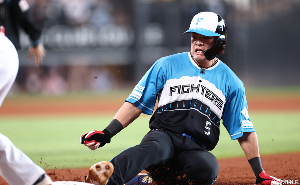 2回裏、一塁に帰塁する野村選手