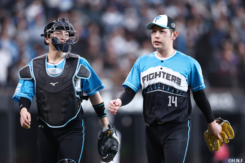 3回表を抑えた加藤貴投手と郡司選手