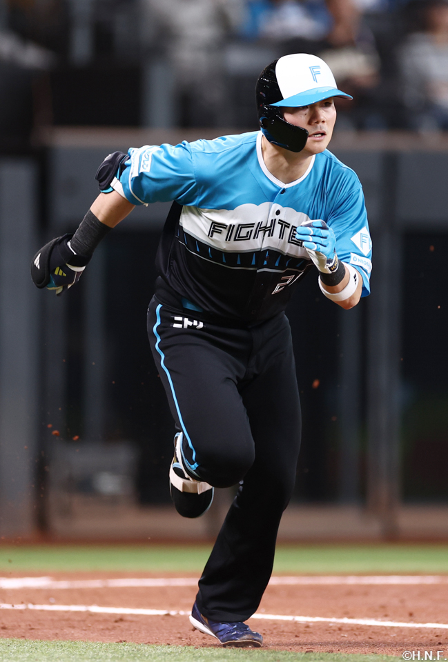 3回裏、ライトへヒットを放つ清宮選手