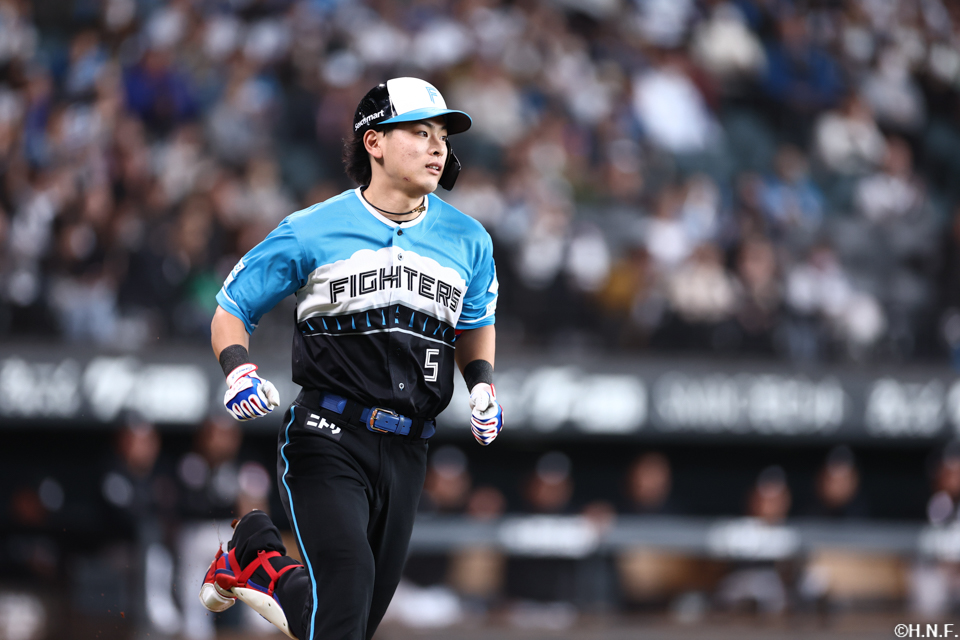 4回裏、ライトへヒットを放った野村選手