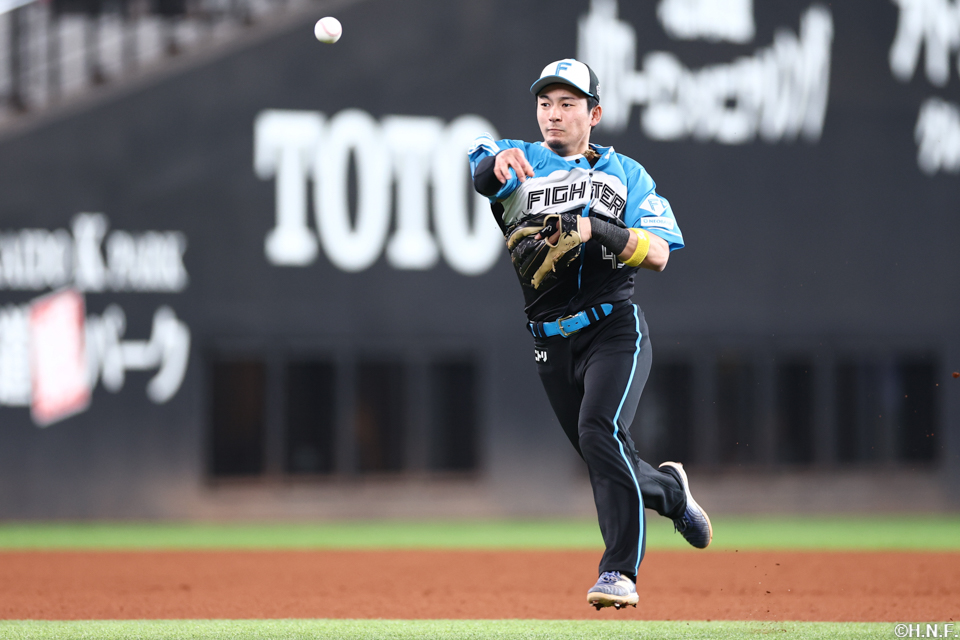 5回表、好守をみせる水野選手