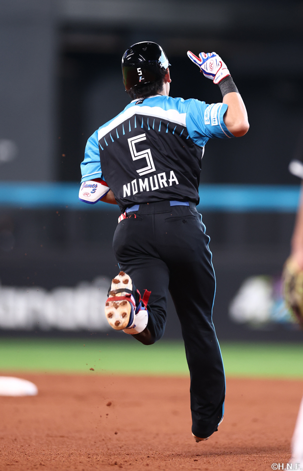 7回裏、レフトへ同点の本塁打を放った野村選手01