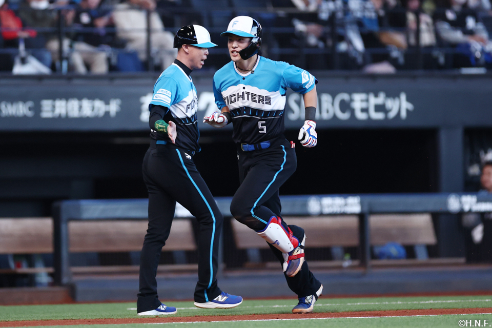 7回裏、レフトへ同点の本塁打を放った野村選手02