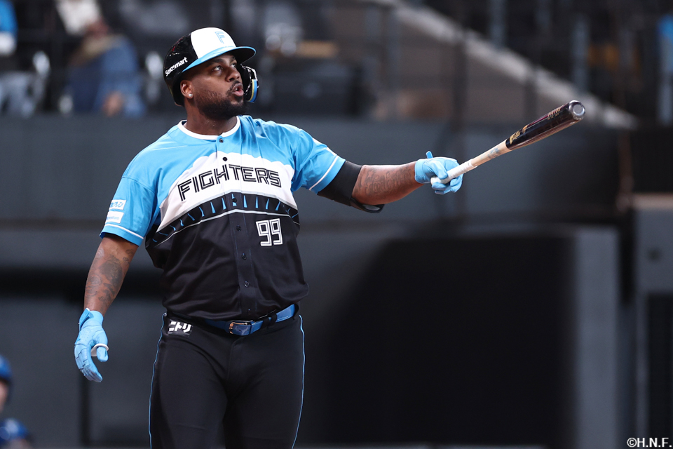 7回裏、ライトへ勝ち越しの本塁打を放つレイエス選手01